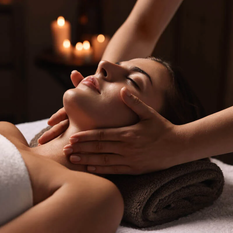 Therapist preparing a warm oil massage at Mayrahkee Spa